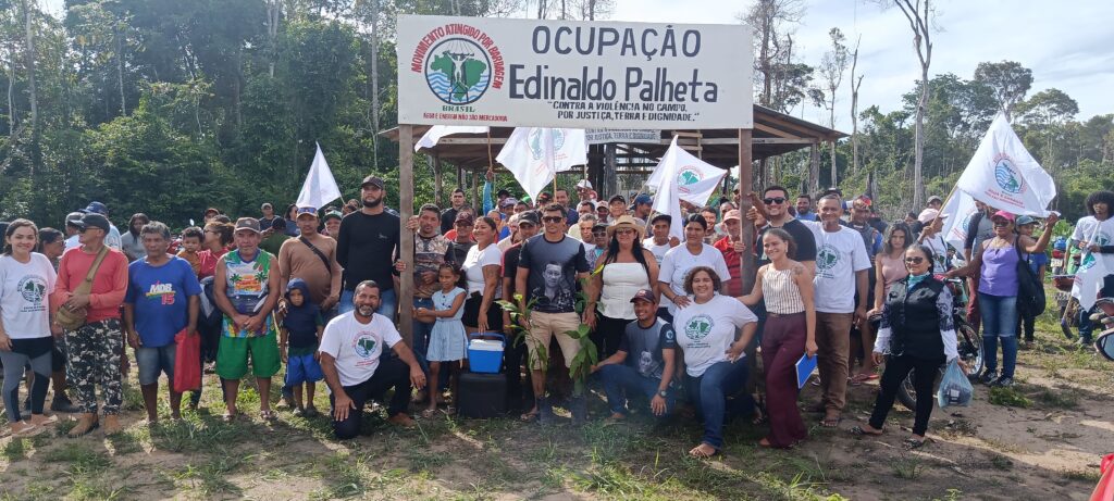 Agricultores e agricultoras que residem na ocupação, foto em frente ao barracão comunitário. Foto: Dionata de Souza / MAB