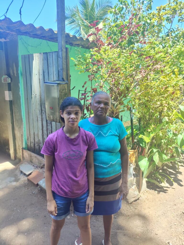 Três anos depois da tragédia, avó e neta seguem vivendo sob risco em Boiçucanga. Foto: Comunicação MAB SP
