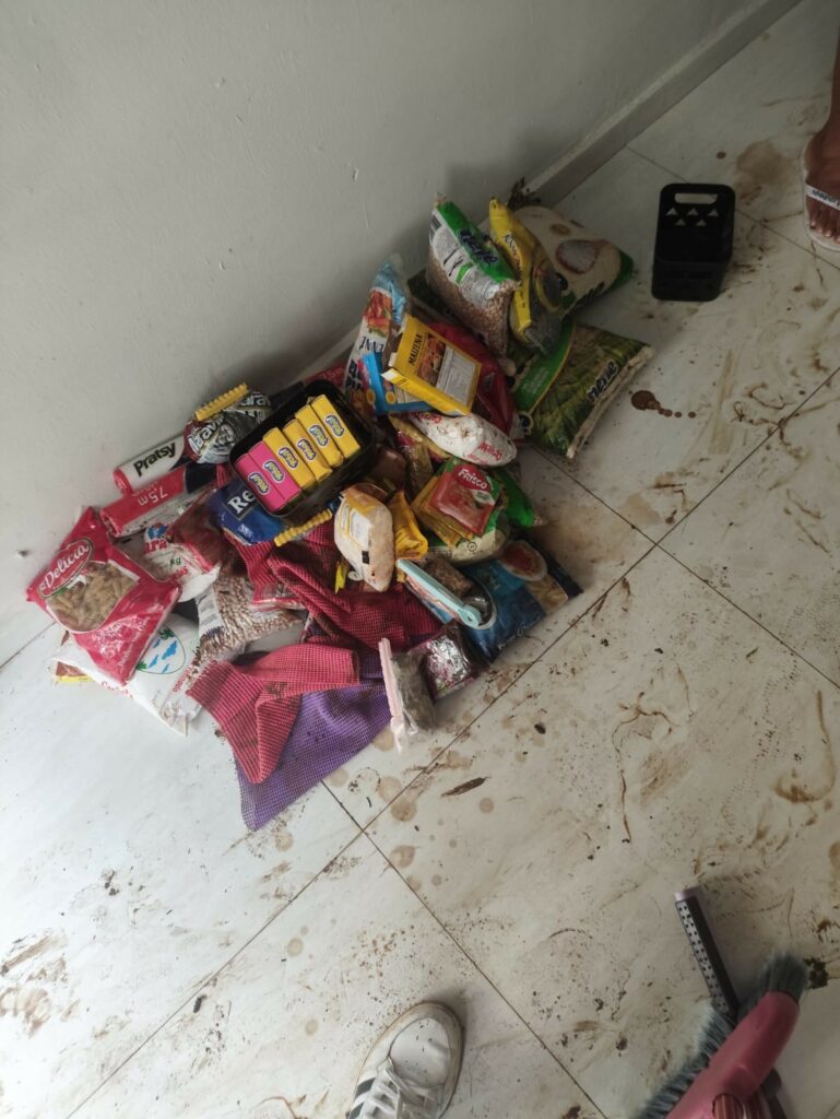 Alimentos e pertences cobertos de lama após mais uma enchente em Boiçucanga. Foto: Comunicação MAB SP