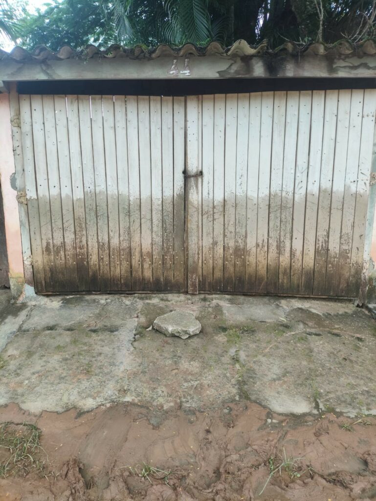 A marca da água revela até onde a enchente chegou. O risco continua. Foto: Comunicação MAB SP