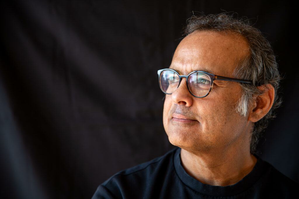 Para Vijay, é preciso fazer a batalha das emoções  e apostar na coletividade como potência. Foto: Divulgação Instituto Tricontinental