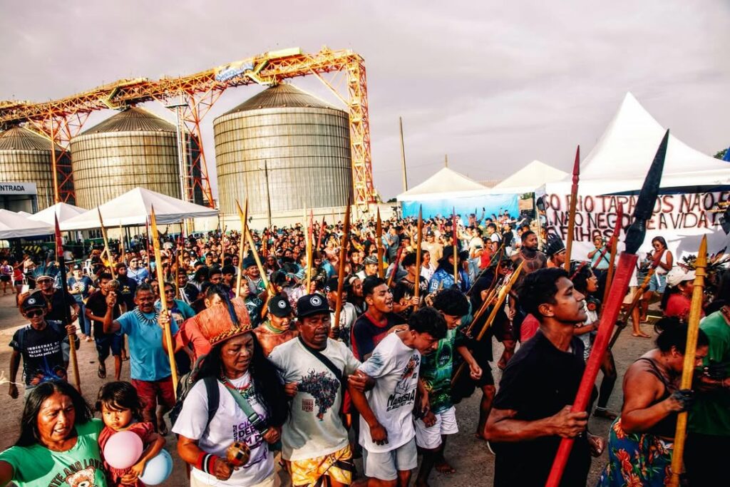 Povos indígenas, comunidades tradicionais, ribeirinhos e quilombolas comemoram na ocupação da Cargill a revogação do decreto 12.600. Foto: Gabriel Lobato