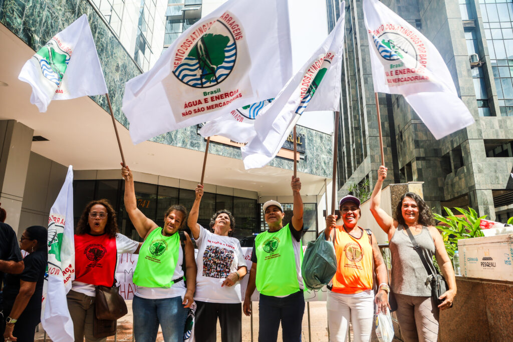 Atingidas pelo crime da Vale em Brumadinho protestam em frente ao Tribunal Regional Federal em Belo Horizonte (MG). Foto: Nívea Magno / MAB