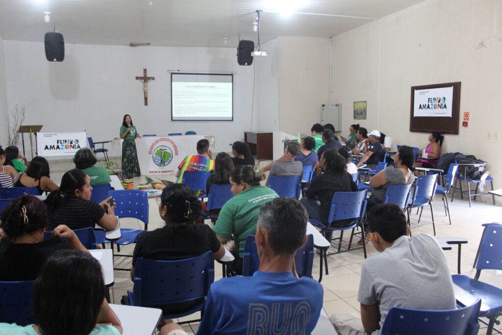 Paola Bentes durante apresentação sobre as licenças necessárias para receber o projeto desenvolvido com o Fundo Amazônia/BNDES. Foto: Klézi Martins / MAB