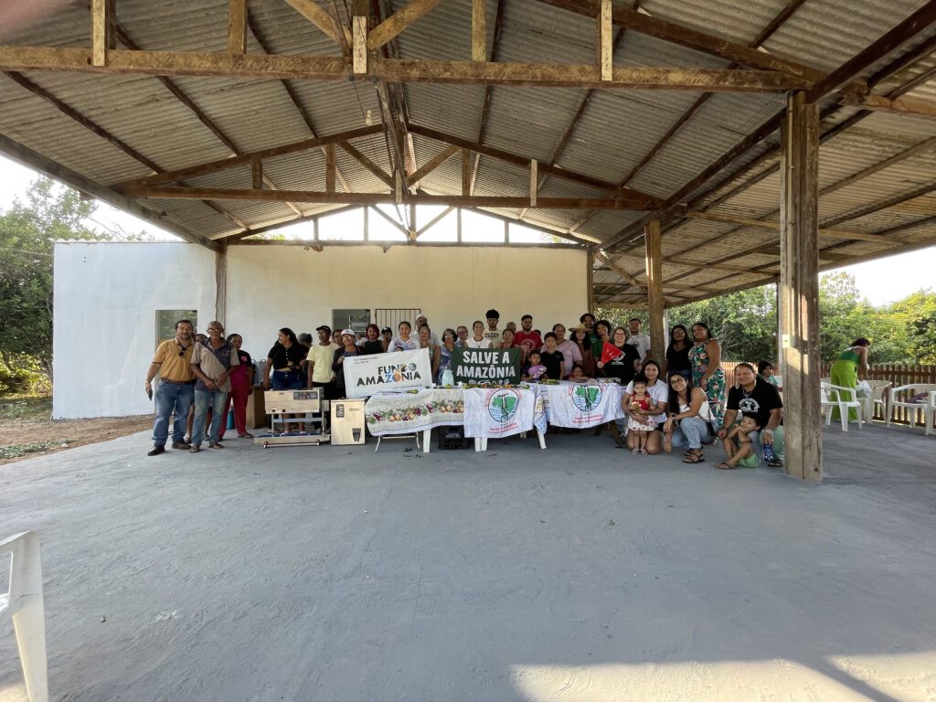 Militantes reunidos durante visita na Fábrica de Café no Reassentamento Santa Rita, em Porto Velho/RO. Foto: Klézi Martins / MAB