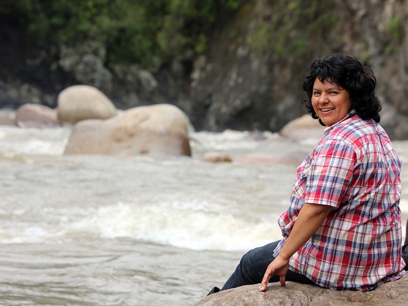 Berta Cáceres às margens do Rio Gualcarque, símbolo da resistência do povo Lenca. Foto: Goldman Environmental Prizevo