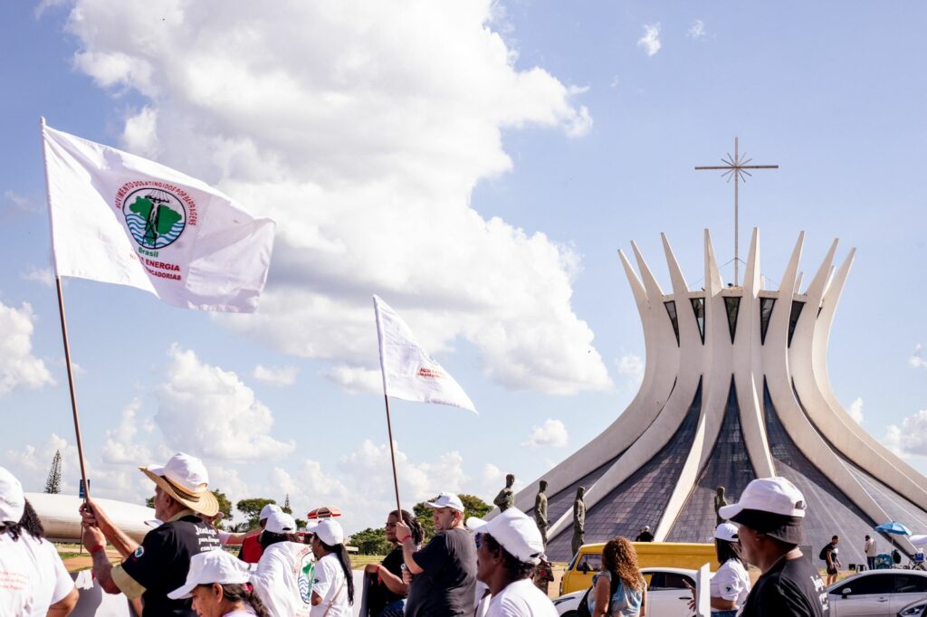 Em novembro de 2023, atingidos de todo o Brasil marcharam rumo ao Congresso Nacional pela aprovação da PNAB. Foto: Nívea Magno / MAB