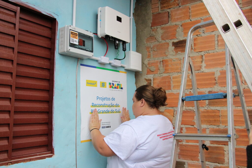 Durante esta semana, atingidos de Canoas e Porto Alegre receberam as primeiras placas fotovoltaicas. Fotos: Victória Holzbach / MAB