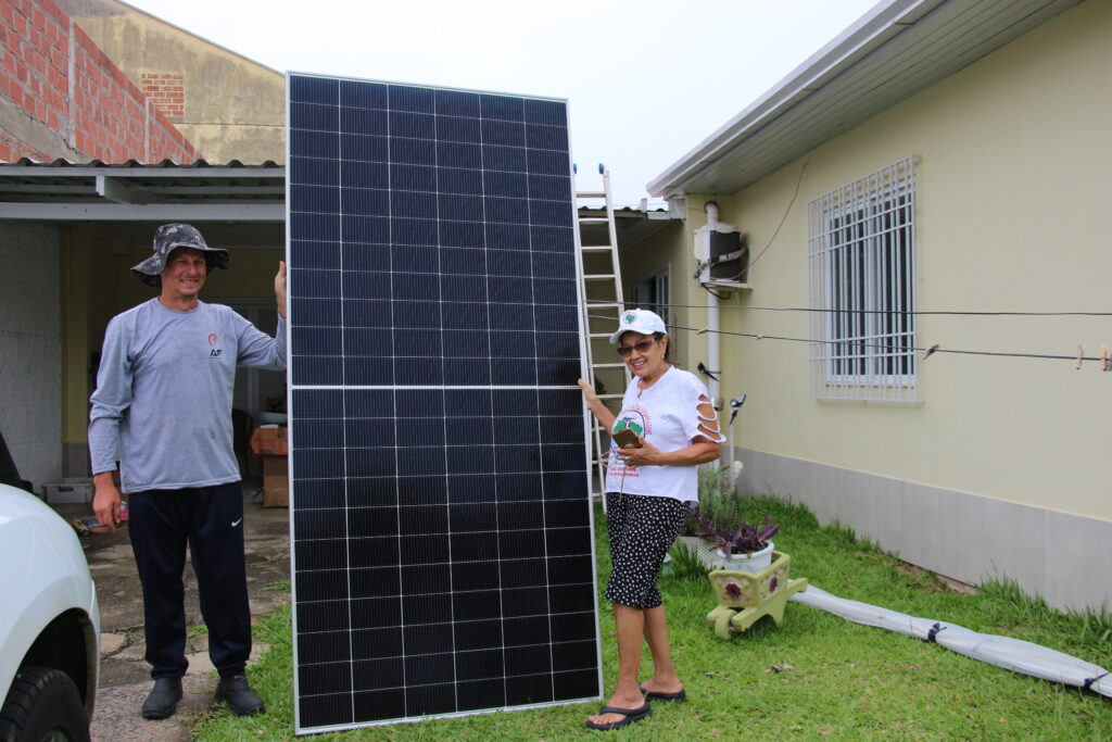 Durante esta semana, atingidos de Canoas e Porto Alegre receberam as primeiras placas fotovoltaicas. Fotos: Victória Holzbach / MAB