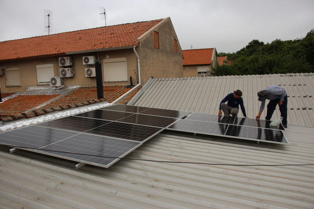 Durante esta semana, atingidos de Canoas e Porto Alegre receberam as primeiras placas fotovoltaicas. Fotos: Victória Holzbach / MAB