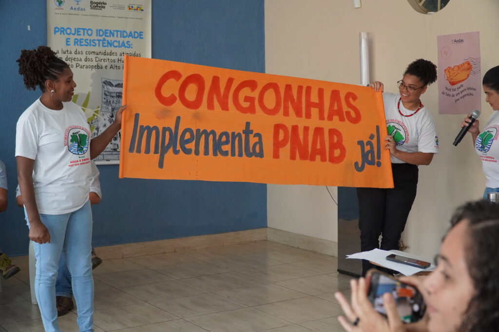 Mulheres atingidas levantam a bandeira pela implementação da PNAB. Foto: Thiago Matos / AEDAS
