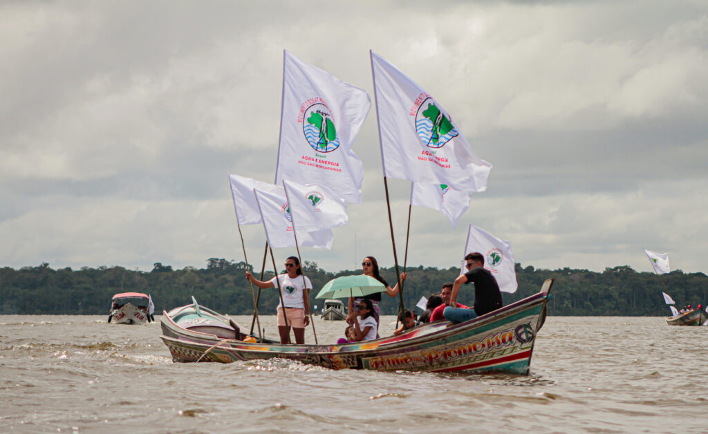Mulheres atingidas navegam em barqueata na Amazônia em defesa dos rios, dos territórios e dos direitos das populações atingidas por barragens. Foto: Weslley Souza