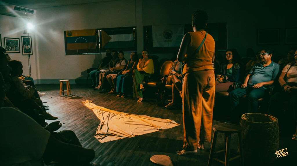 Kaline Leigue durante apresentação do monólogo As Marias Somos Nós. Foto: Nortismo Produções