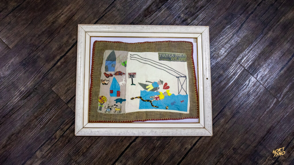 Quadro com Arpillera que denuncia o crime cometido contra Nicinha, confeccionada pelas atingidas em Rondônia. Foto: Nortismo Produções