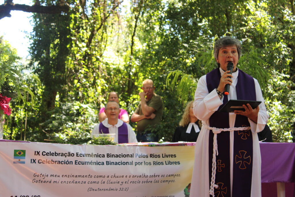 Pastora Eva Ross durante o momento de pregação na IX Celebração Ecumênica Binacional pelos Rios Livres, em Alecrim (RS). Foto: Comunicação MAB RS 