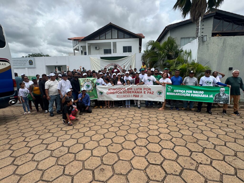 Agricultores e agricultoras da ocupação Edinaldo Palheta em frente ao INCRA de Altamira (PA). Foto: Dionata Souza / MAB