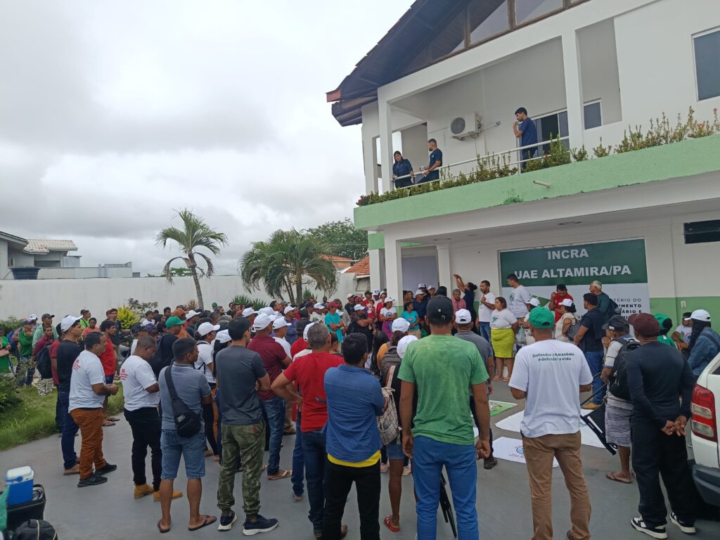 Assembleia geral para repasse de informações anterior à reunião de negociação nas dependências do INCRA. Foto: Dionata Souza / MAB