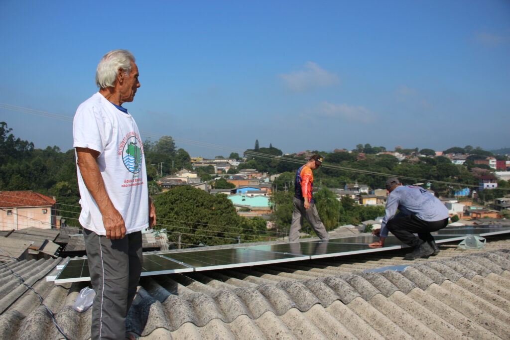 Atingidos acompanham e celebram as instalações das placas fotovoltaicas. Foto: Victória Holzbach / MAB