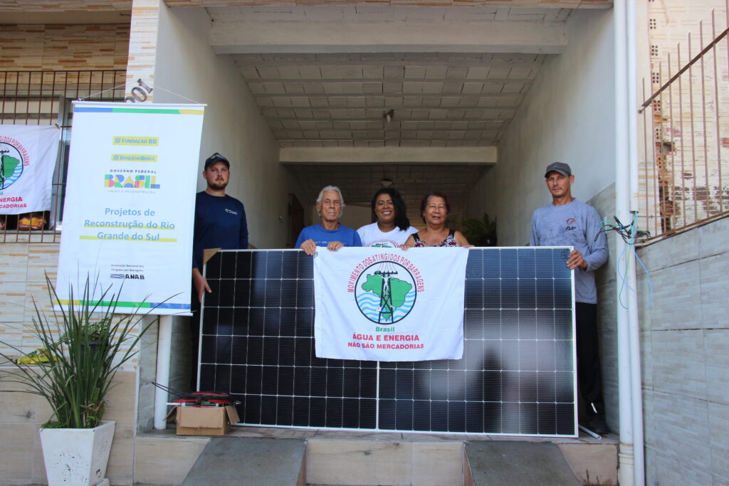 Durante esta semana, atingidos de Canoas e Porto Alegre receberam as primeiras placas fotovoltaicas. Fotos: Victória Holzbach / MAB