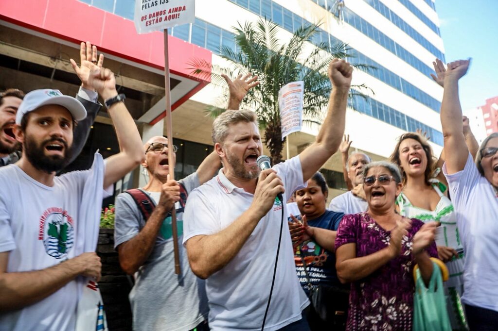 Joceli Andrioli, membro da coordenação nacional do MAB, durante ato em frente ao TJMG. Foto: Nívea Magno / MAB