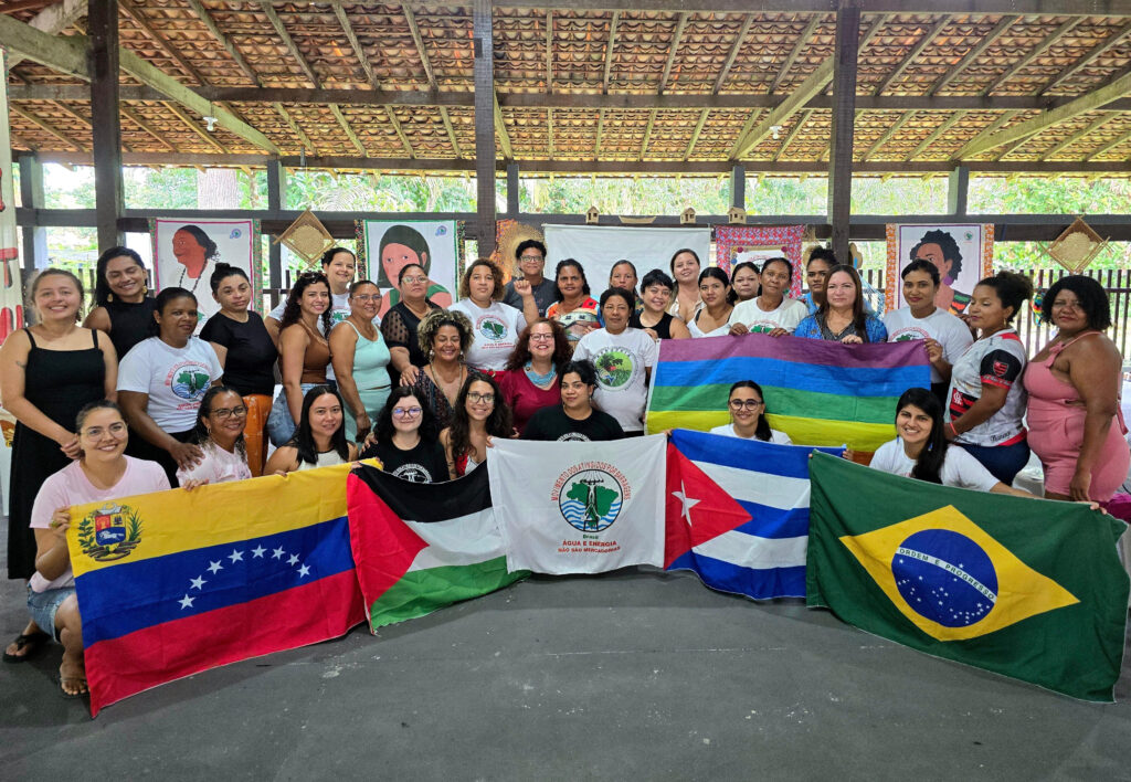 Mulheres atingidas do Pará expressam solidariedade internacional à Cuba, Venezuela e Palestina no encontro estadual. Foto: Jordana Ayres / MAB