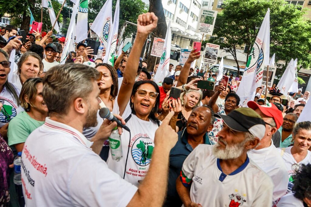 Atingidas e atingidos comemoram em frente ao TJMG, a decisão que garante a continuidade do auxílio emergencial. Foto: Nívea Magno / MAB