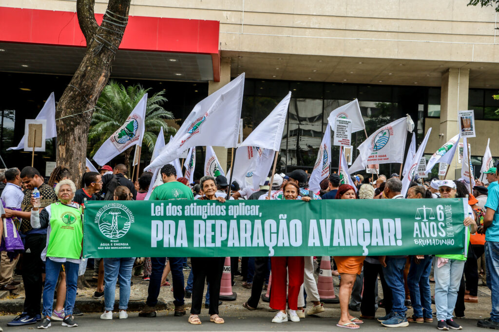 Manifestação pela aplicação da PNAB, para garantia do auxílio emergencial aos atingidos pelos crimes da Vale em Belo Horizonte. Foto: Nívea Magno / MAB