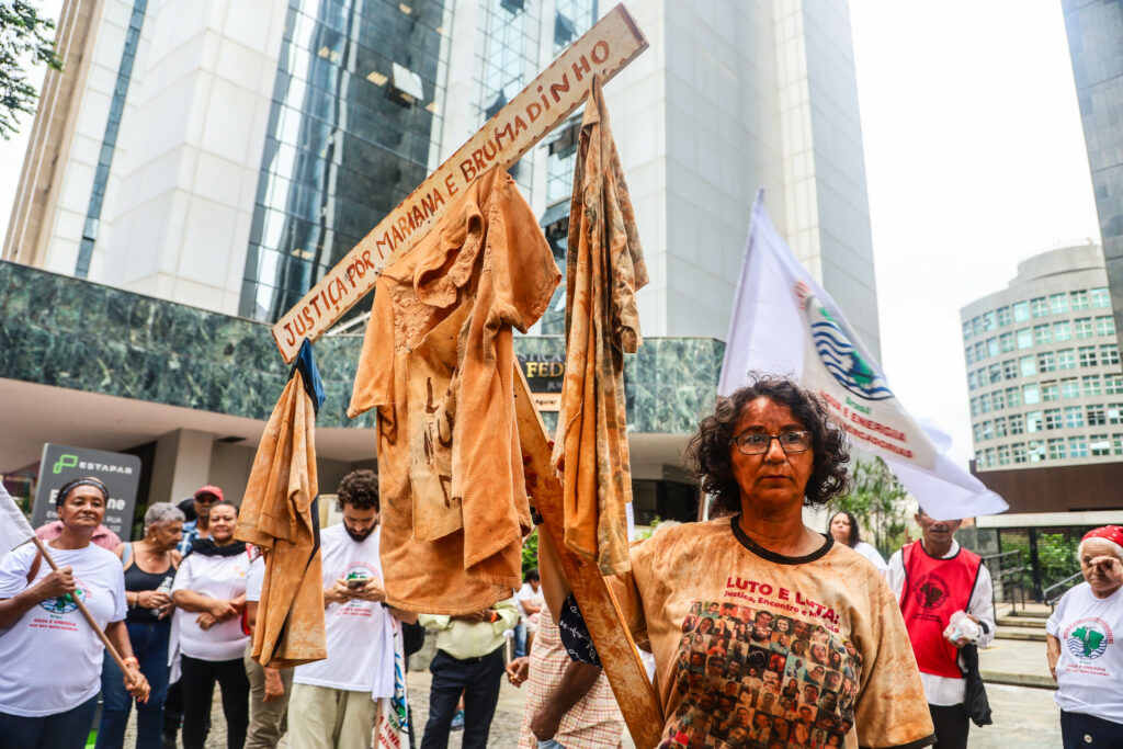 Atingidos e Atingidas de Brumadinho durante ato em frente ao Tribunal Regional Federal da 6ª Região em Belo Horizonte (MG), em dia 25 de fevereiro de 2026. Foto: Nívea Magno / MAB
