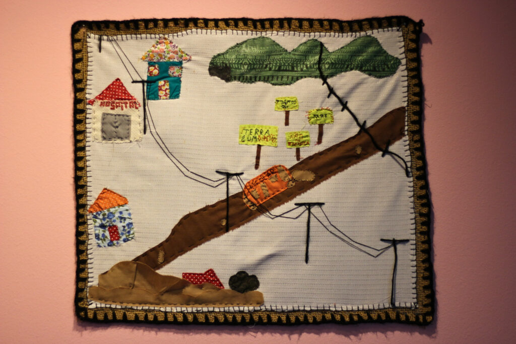 Arpillera "A paz que nós lutamos". 
Foto: Victória Holzbach / MAB