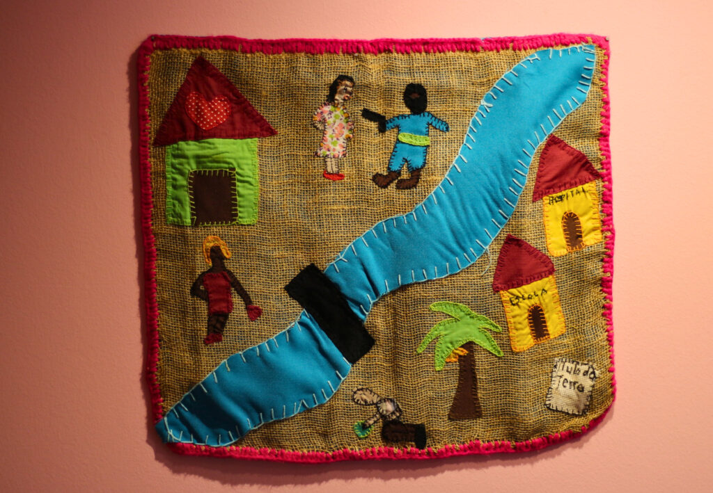 Arpillera "Construir barragens não é a solução". 
Foto: Victória Holzbach / MAB