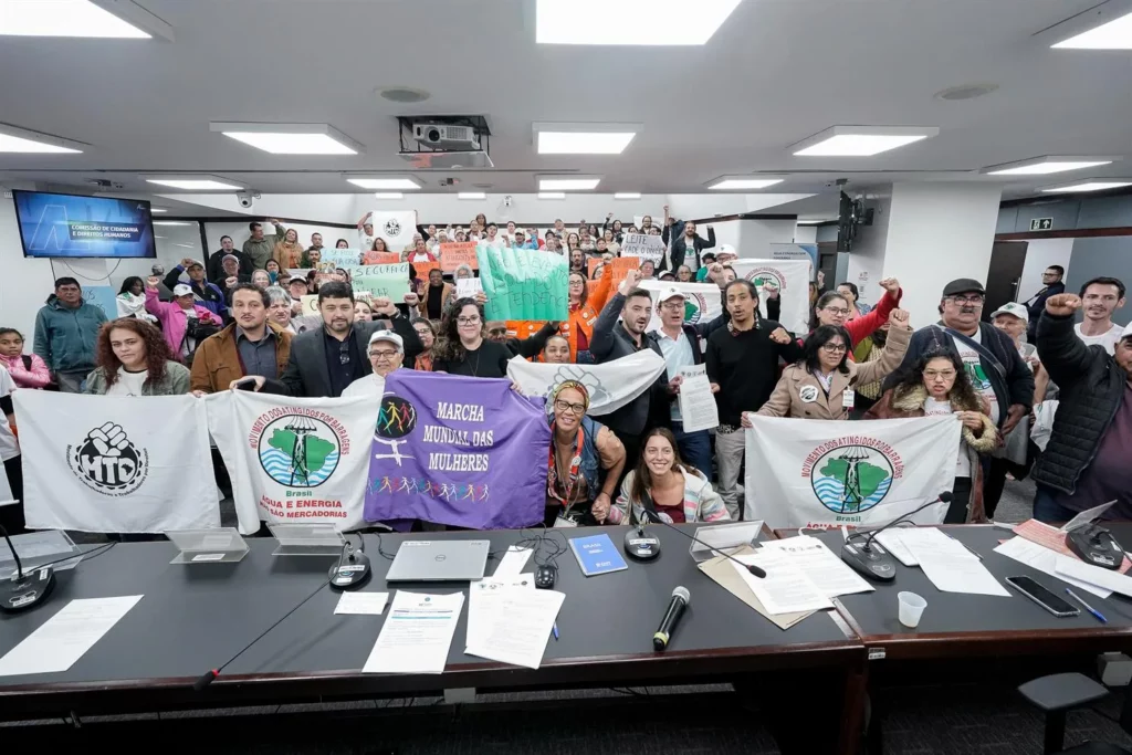Realizada no contexto do segundo aniversário da tragédia, a audiência teve como objetivo avaliar as condições de vida da população atingida e apresentar reivindicações ainda não atendidas. Foto: Claudio Fachel / ALRS