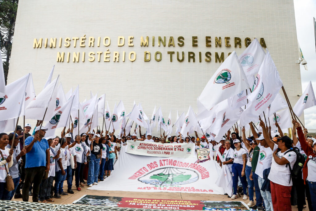 Atingidos protestam em frente ao MME, em Brasília, pela regulamentação imediata da PNAB. Foto: Nivea Magno / MAB