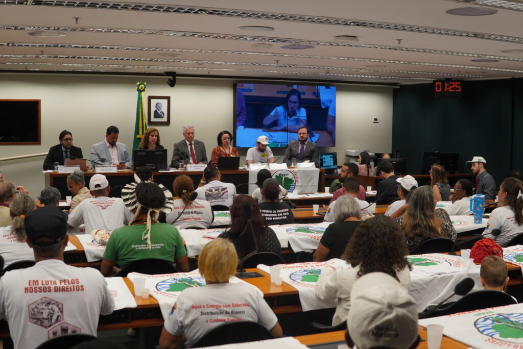 Atingidos integram audiência pública na Câmara dos Deputados e cobram regulamentação da PNAB com participação popular e garantia de direitos das populações atingidas. Foto: Artur Macfadem / MAB