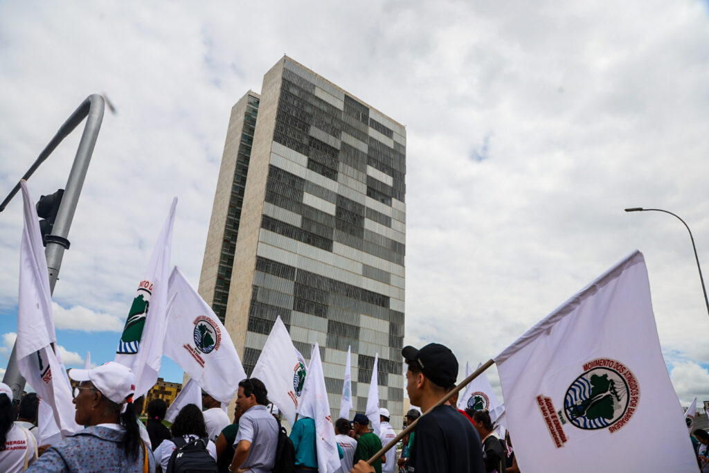 Atingidos marcham em Brasília durante mobilização nacional pela regulamentação da PNAB. Foto: Nivea Magno / MAB