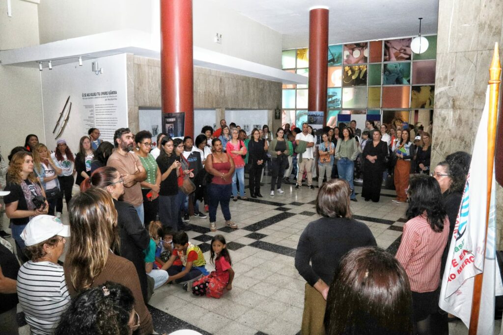 A abertura aconteceu no saguão da reitoria da UFRGS, com a participação dos atingidos, de representantes da universidade e outros parceiros. Foto: Jorge Leão / BdF