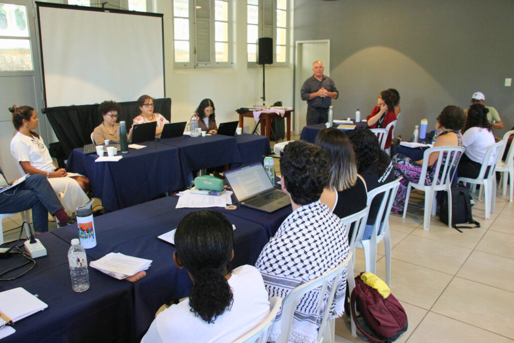 O coordenador do projeto e pesquisador da Fiocruz, Guiherme Franco Netto, aponta a importância do projeto para o fortalecimento do SUS. Foto: Victória Holzbach / MAB