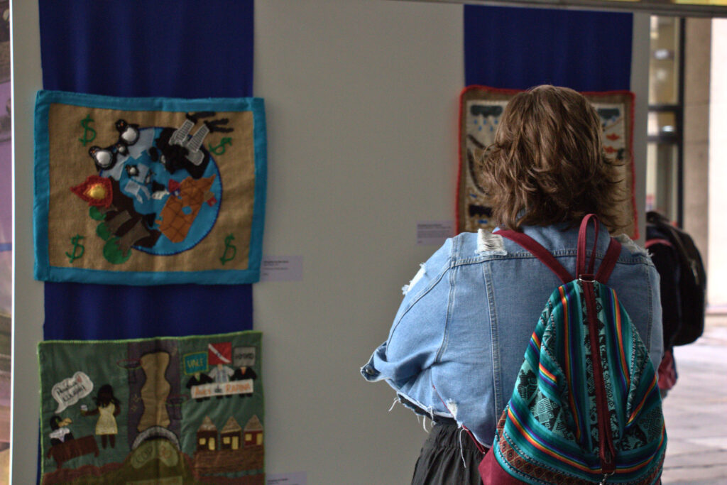 Atingidos da região metropolitana participaram da abertura e organizaram a mística lembrando as enchentes. Foto: Victória Holzbach / MAB