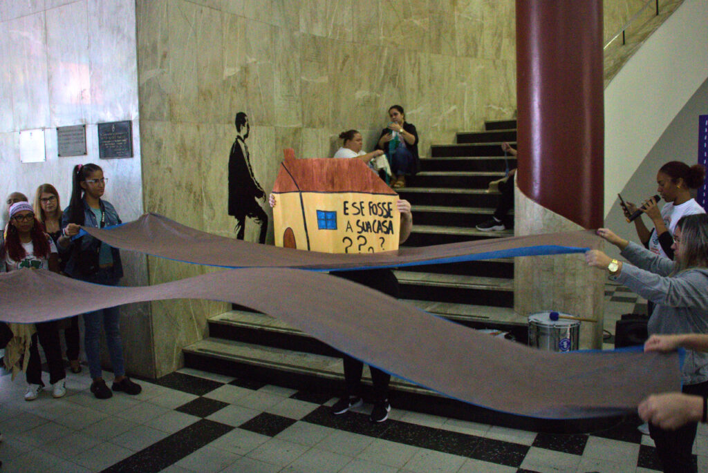 Atingidos da região metropolitana participaram da abertura e organizaram a mística lembrando as enchentes. Foto: Victória Holzbach / MAB