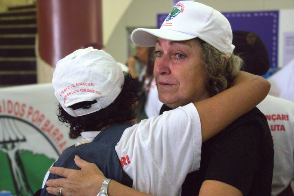 O tempo passou rápido, mas não o suficiente para curar as dores das lembranças de quem ainda aguarda por reparação. Foto: Victória Holzbach / MAB