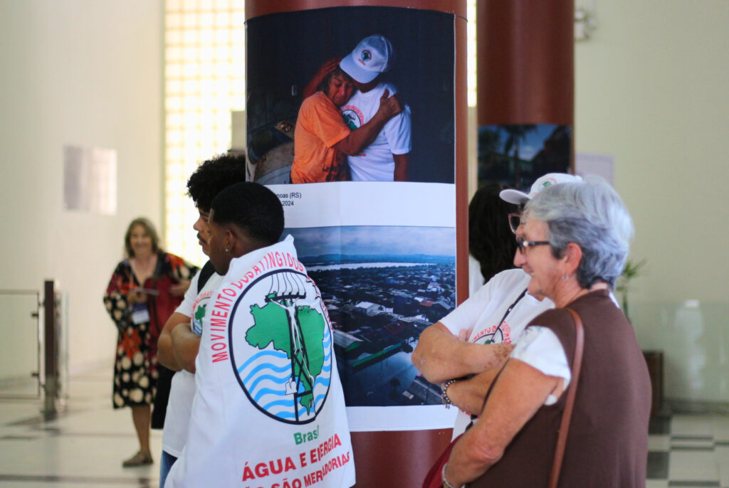 Atingidos da região metropolitana participaram da abertura e organizaram a mística lembrando as enchentes. Foto: Victória Holzbach / MAB