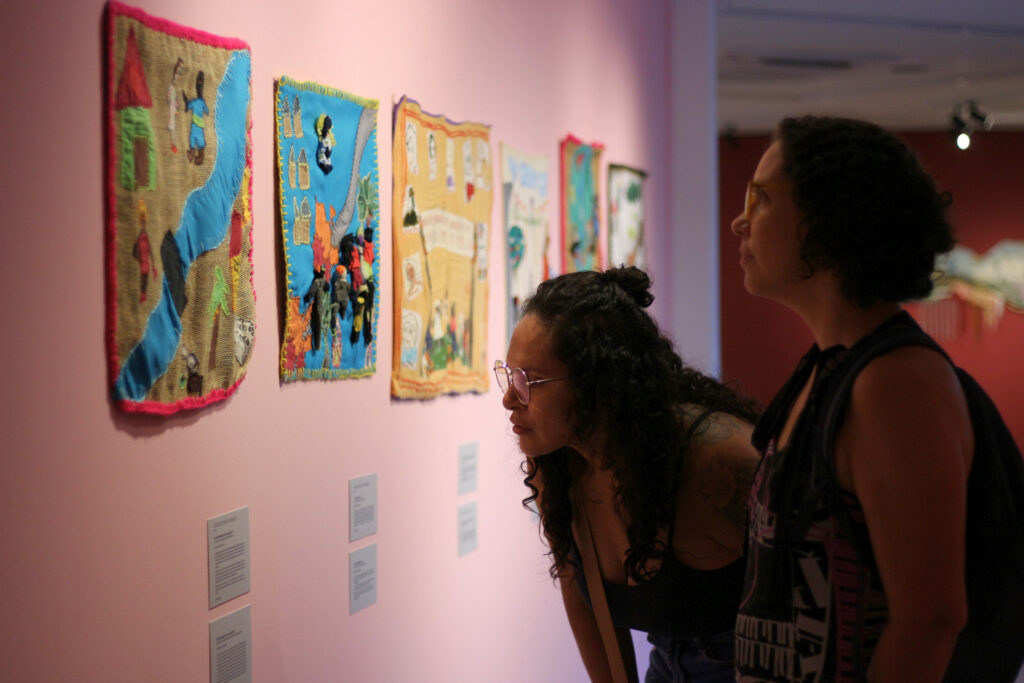 A exposição conta com seis arpilleras do MAB. Foto: Victória Holzbach / MAB