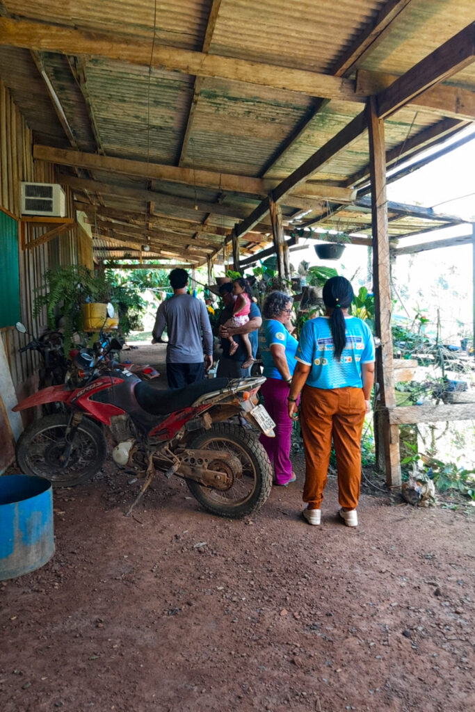 Willians Santos, técnico do MCM, durante vistorias das TSs nas comunidades de Paulo Leal, Betel e Belmont. Foto: Cleusely Trochmann / MAB