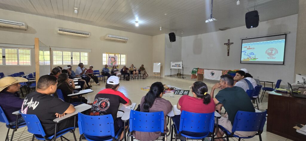 Lideranças locais reunidas na plenária durante apresentações e debates no primeiro dia. Foto: Klézi Martins / MAB