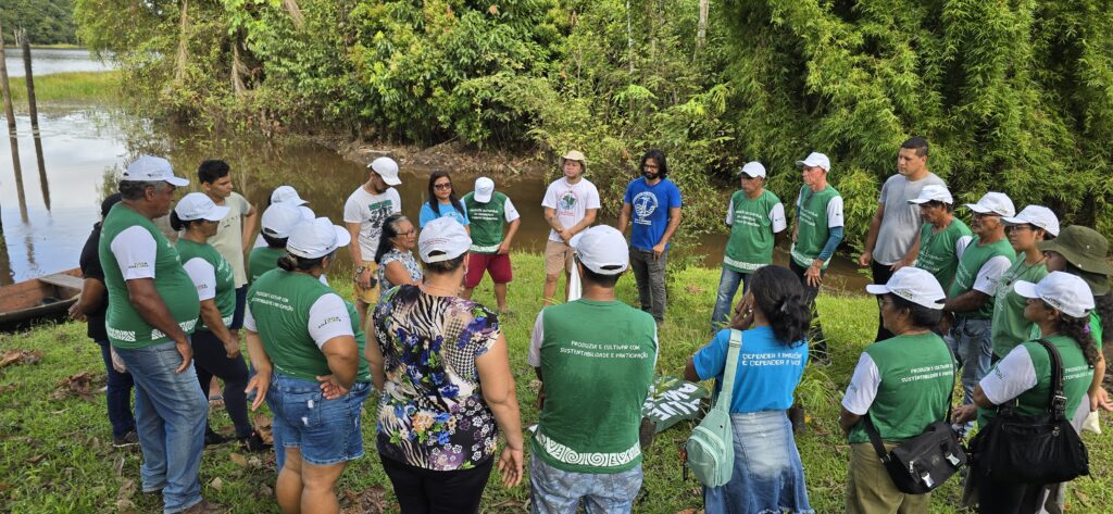 Beneficiários da comunidade de Ramal do Jacu e Linha 45, plantando mudas de cacau e buriti no entorno do Lago Maravilha. foto: Klézi Martins / MAB