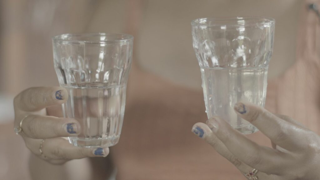 Demonstração comparativa entre a água filtrada com o filtro entregue pelo projeto Amazônia Viva (esquerda) e a água filtrada com o filtro da Prefeitura (direita). Foto: Rafaela Correia / MAB