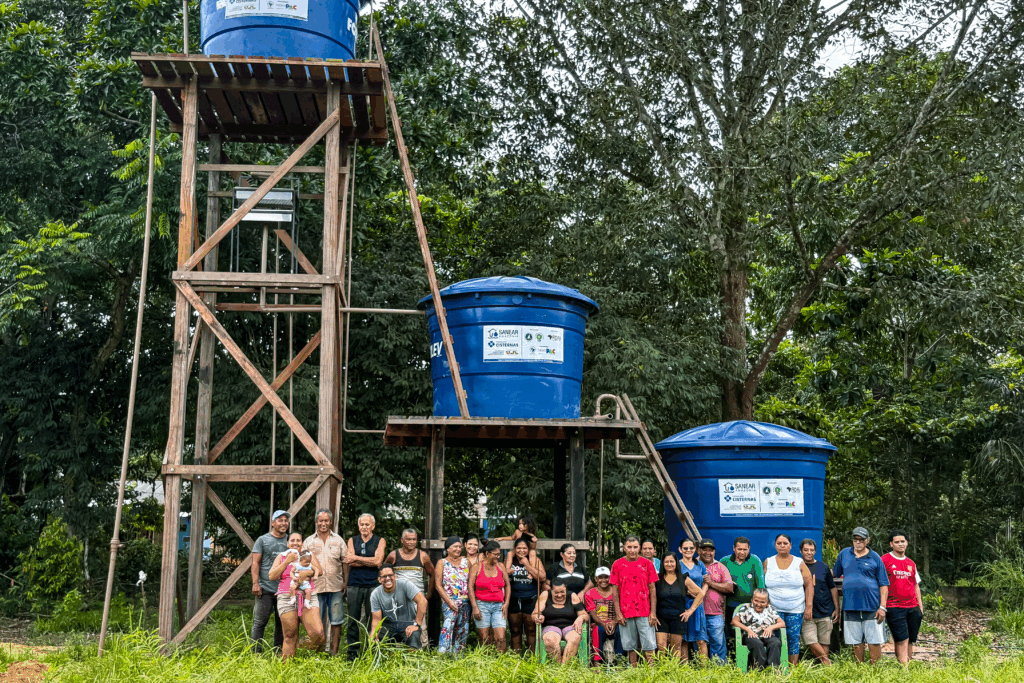 Famílias da comunidade de Paulo Leal durante a entrega da Tecnologia Social Comunitária do projeto Sanear Amazônia. Foto: Letícia Regiane / MAB
