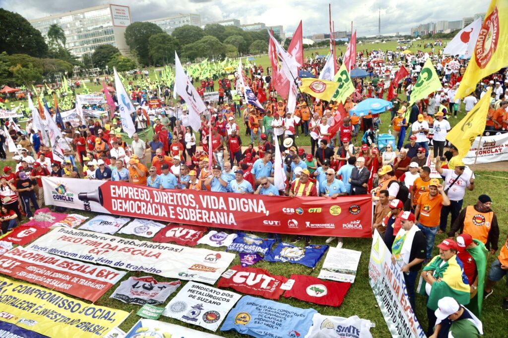 Ato unificado reuniu trabalhadores pelo fim da escala 6x1 em Brasília. Foto: Nívea Magno / MAB