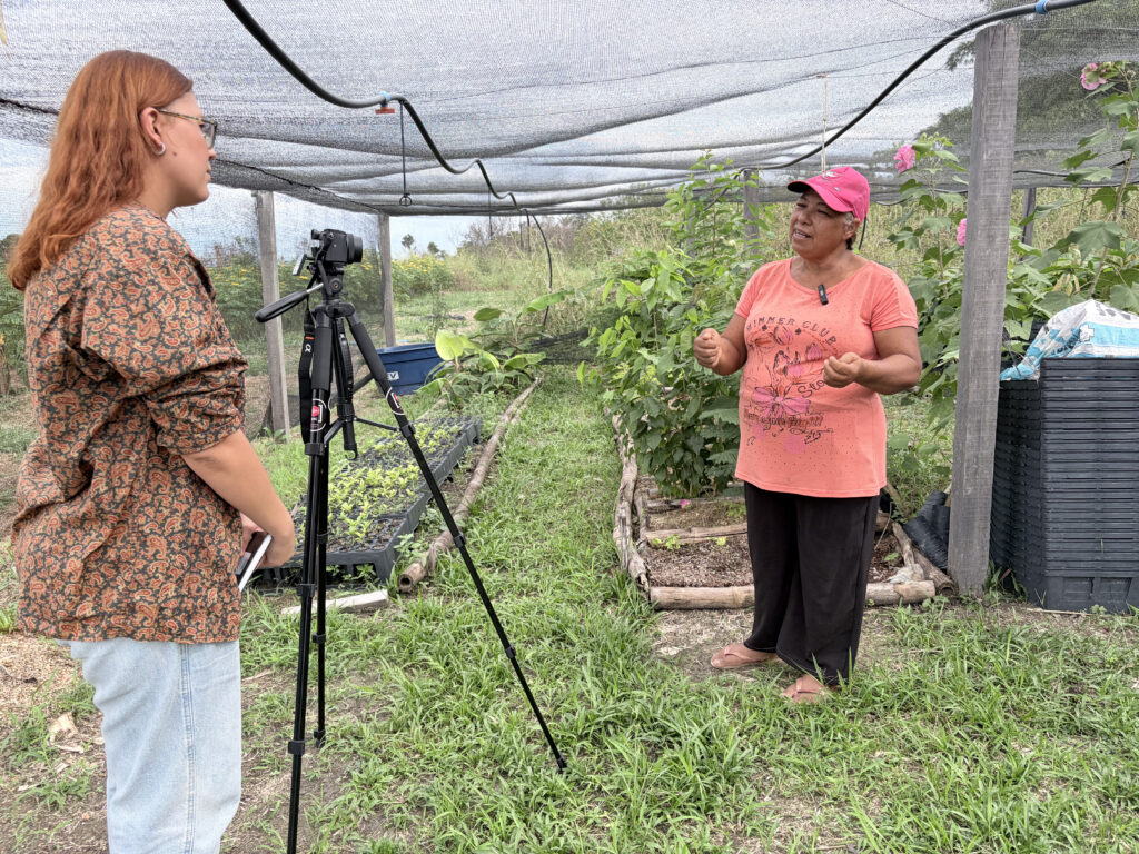 Extensionistas durante gravações com militantes do Movimento dos Atingidos por Barragens e integrantes do projeto Cestas Agroecológicas do MAB. Fotos: Evelyn Morales / REC