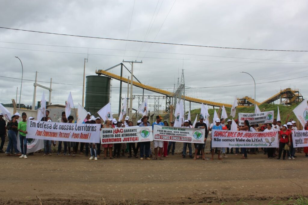 Manifestação realizada pelos atingidos e atingidas em Itinga (MG), no ano de 2024, em frente à Mineradora Sigma. Foto: Nicolly Mendes / MAB