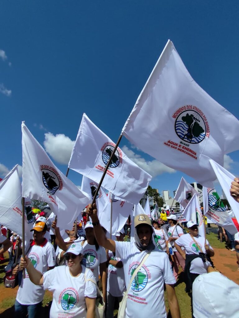 Atingidos de diversos estados caminharam pelas ruas de Brasília em luta por justiça à classe trabalhadora. Fotos: Arthur Macfadem / MAB